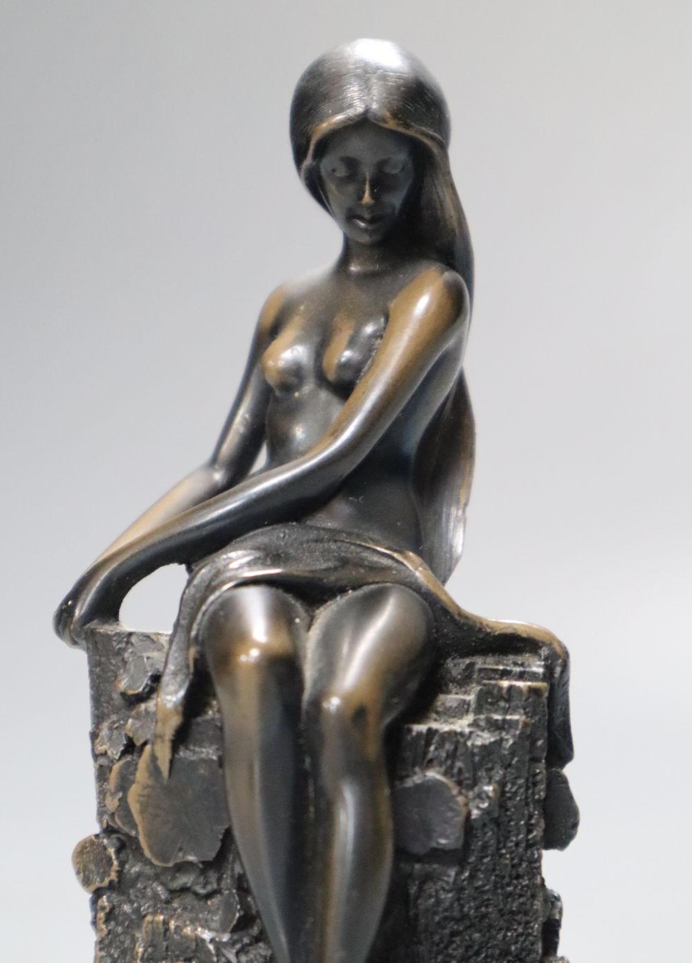 Giovanni Schoeman. A resin model of a seated nude female, dated 76, height 14cm